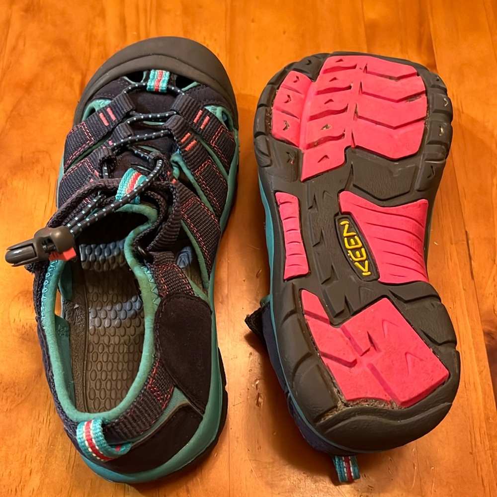 Keen Girls Big Kids size 4 US.